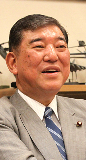 石破 茂 氏